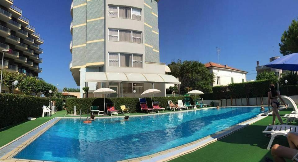 Hotel Boston Alba Adriatica Exterior foto