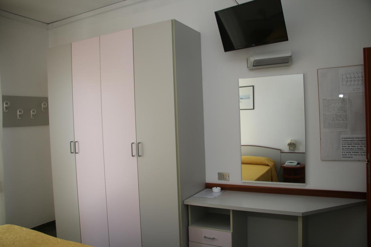 Hotel Boston Alba Adriatica Exterior foto